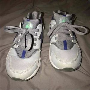 Nike huaraches youth size 4